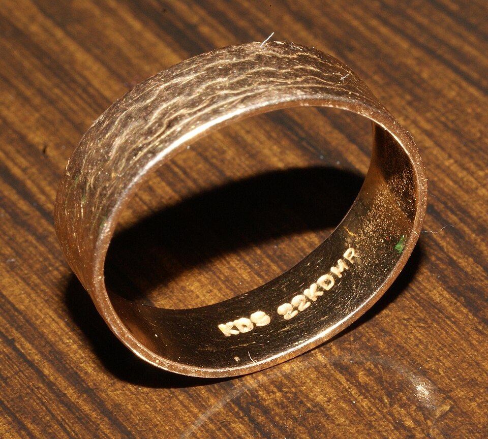 Bague en or avec inscription de titre